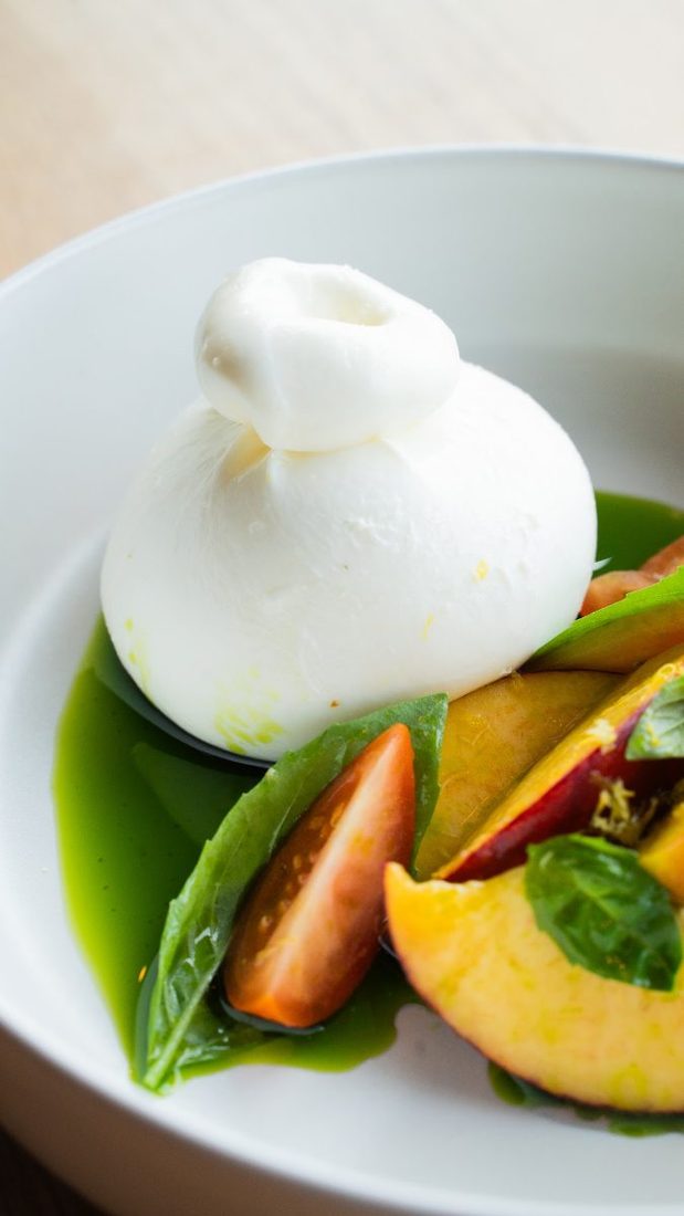 Burrata s broskví a bylinkovým olejem